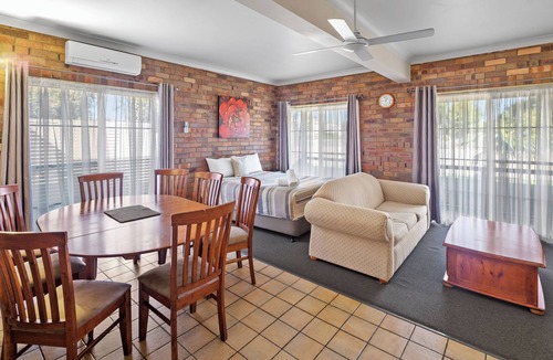 Coffs Harbour Hotel | Bright & Airy Apartment Ideal for Families or Work Crews in Coffs Harbour