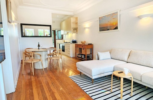 Bronte Apartment | Bronte Beach Coastal Escape. 200 Steps to Bronte Beach. 2 bedrooms + 1 bathroom.