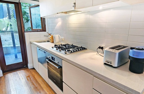 Bronte Apartment | Bronte Beach Coastal Escape. 200 Steps to Bronte Beach. 2 bedrooms + 1 bathroom.