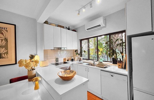 Bronte Apartment | Bronte Retreat. Beach at 500m with Rooftop access