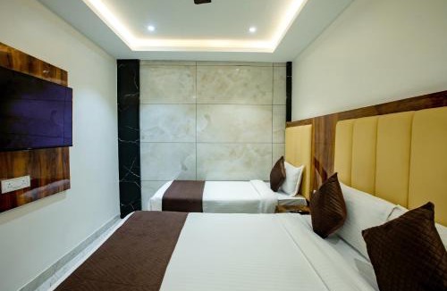 Kismat Nagar Hotel | Brown Inn Luxury Hotel Near US Consulate BKC