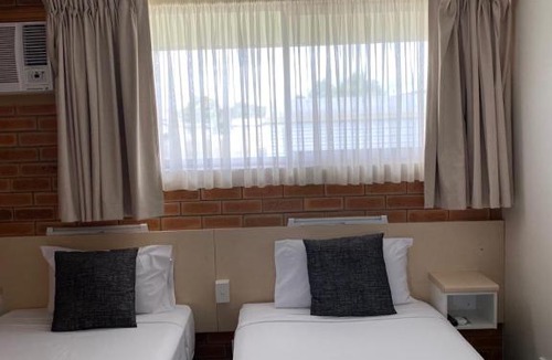 Warwick Hotel | Buckaroo Motor Inn