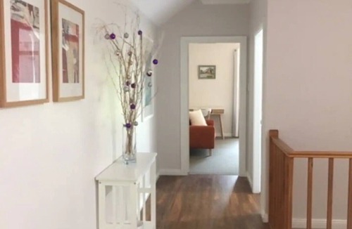 Burradoo Apartment | Burradoo Loft with king size bed. Close to Southern Highlands wineries.