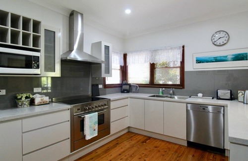 Huskisson House | Burrill's Cedar Cottage by Book Jervis Bay - Walking Distance to Water