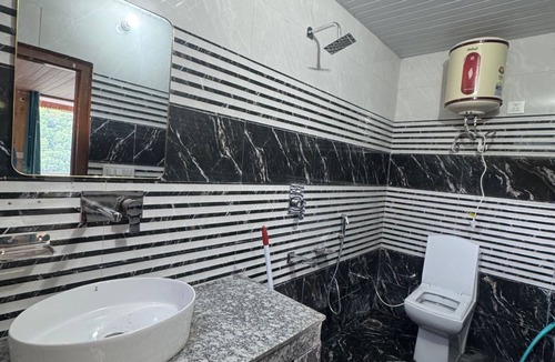 Kullu Hotel | Cafe Kush Tosh And Stay