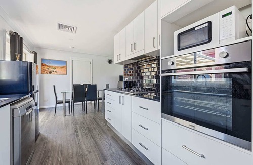 Dubbo House | Canterbury House - Firepit Retreat Near Mall