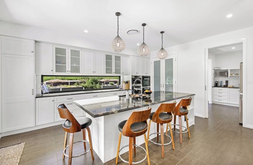 Korora House | Casa Bella - Luxury 3 Bedroom Rural Retreat with Pool, Media Room & Games Room