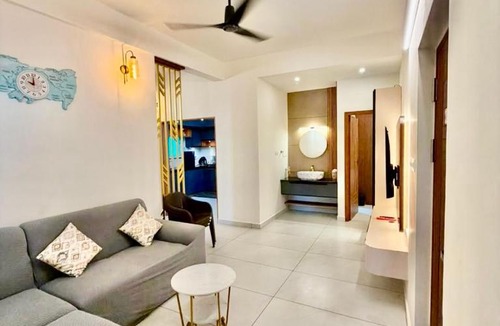 Kakkanad Apartment | Casa Mira Homes AC Family premium Rooms with Lift access