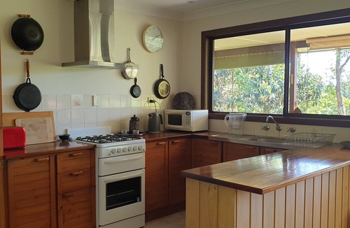 Bellingen Cottage | Casuarina Cottage - walk to town - Mountain views.