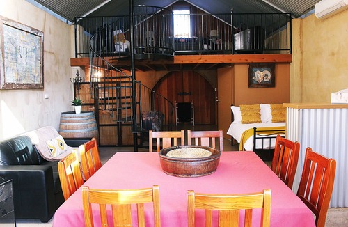 Dubbo East Hotel | Cellar Guesthouse - Outback Cellar Dubbo