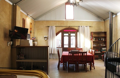 Dubbo East Hotel | Cellar Guesthouse - Outback Cellar Dubbo