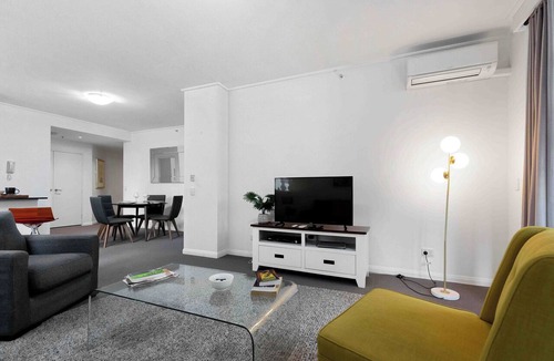 North Sydney Apartment | Central modern North Sydney 2 bed apartment with gym and pool