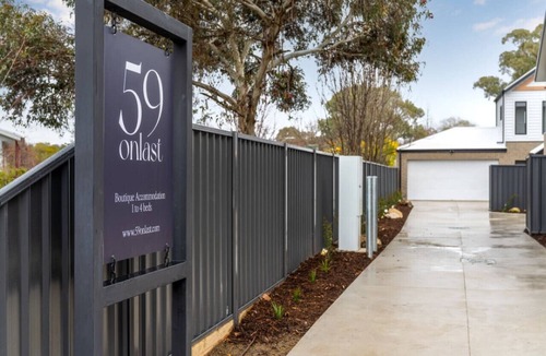 Beechworth Apartment | Central Studio in new townhouse!
