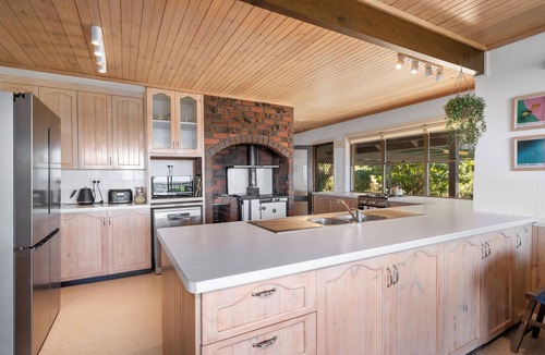 Tewinga Ski Chalet | Chalet overlooking valley & ocean 15min to beach, alfresco dinning, 8m fireplace