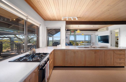 Tewinga Ski Chalet | Chalet overlooking valley & ocean 15min to beach, alfresco dinning, 8m fireplace