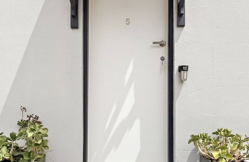 North Sydney Apartment | Charming 1 bedroom, park adjacent. city 5 minutes