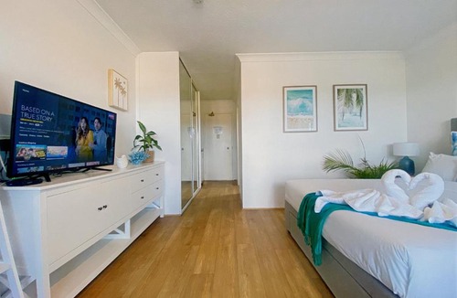 Miami Apartment | Charming Burleigh Studio