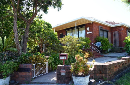 Roselands House | Charming Family Home with Swimming Pool in a Convenient Location