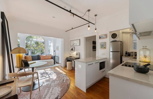Kings Cross Apartment | Charming Stylish City Pad Potts Point w Laundry