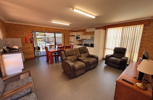 Dubbo Hotel | Christine Griffiths Units