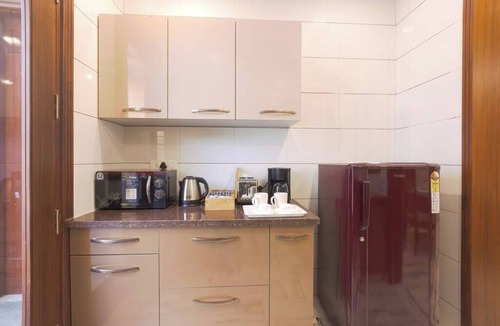 Sushant Lok Apartment | City Oasis w bathtub n balcony