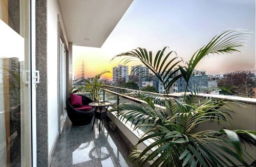 Sushant Lok Apartment | City Oasis w bathtub n balcony