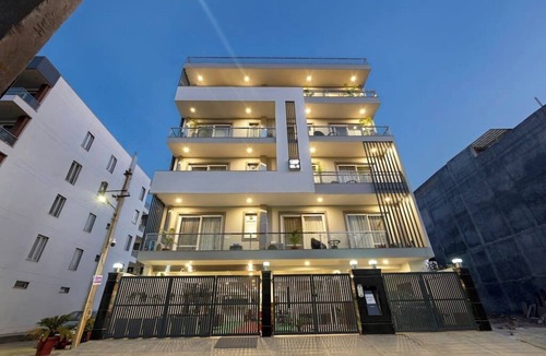 Sushant Lok Apartment | City Oasis w bathtub n balcony