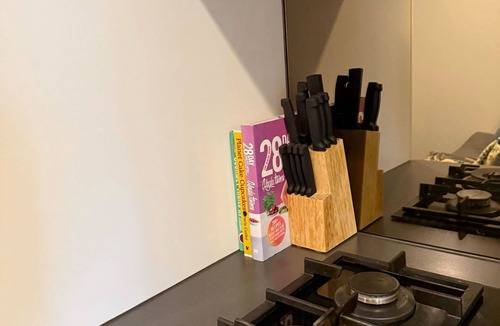 Chinatown Apartment | City-View Chic on Bourke | Free Tram + Netflix