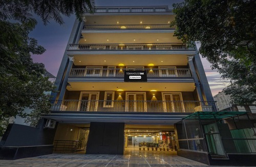 Udyog Vihar House | Classic With Balcony Cloud Bay