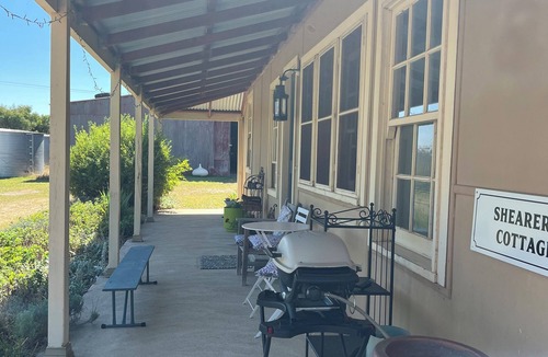 Eglinton Cottage | Clean, pretty cottage situated on beautiful farmland ten minutes from Bathurst.