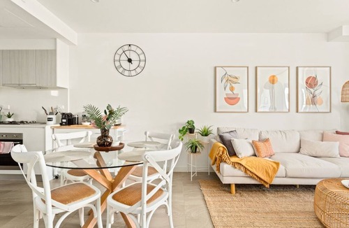 Dee Why Apartment | Coastal 2-Bed Apartment near Beach