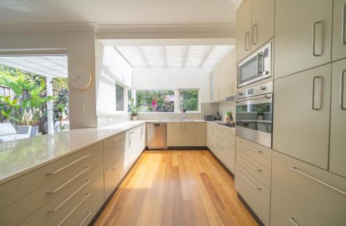Vaucluse Apartment | Coastal 4BR Home for 10 with Garden and Garage