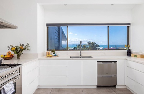 Corlette House | Coastal Breezes – water views, swimming pool, walk to beach