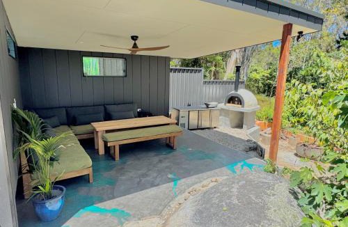 Moruya Heads House | Coastal Garden Escape - Spa - Pizza oven