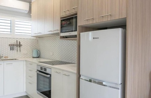 Sawtell Hotel | Coasters 18 - steps from downtown Sawtell