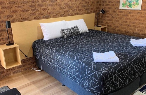 West Wyalong Hotel | Colonial motor inn