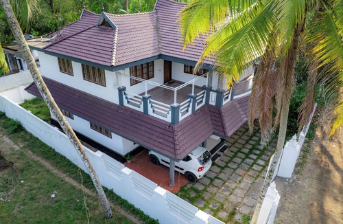 Mararikulam House | Comfortable Stay Near Marari 4 Bedroom Home with Kitchen