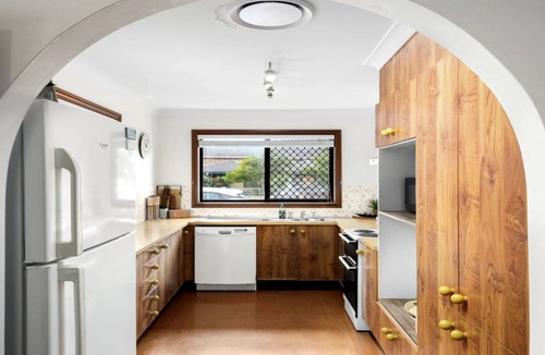 Sawtell Apartment | Conveniently located walking distance to beach, shops and restaurants