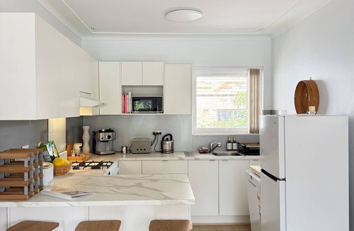 Dee Why Apartment | Cosy Beach Escape in a Heart of Dee Why 5 min walk to Beach and B1 to CBD