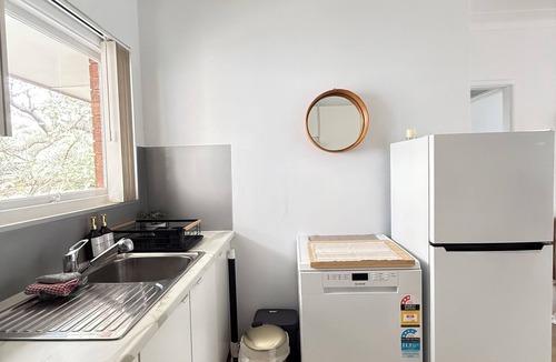 Dee Why Apartment | Cosy Beach Escape in a Heart of Dee Why 5 min walk to Beach and B1 to CBD