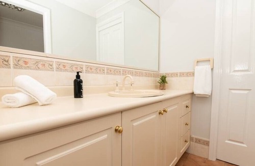 Orange East Villa | Cosy Villa on McLachlan - Neat & Tidy, Walk to CBD