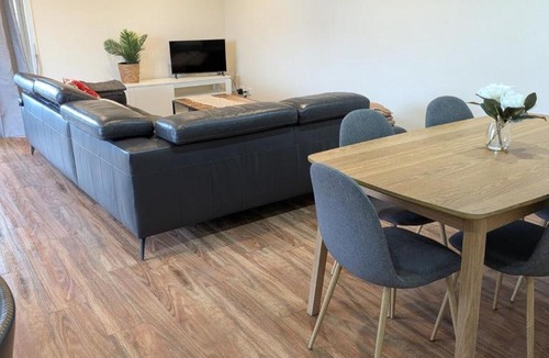 Blayney House | Country getaway in the heart of it all!