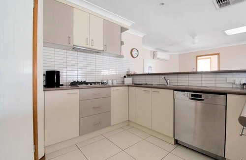 Estella House | Country Views - Firepit, Ideal Family Retreat