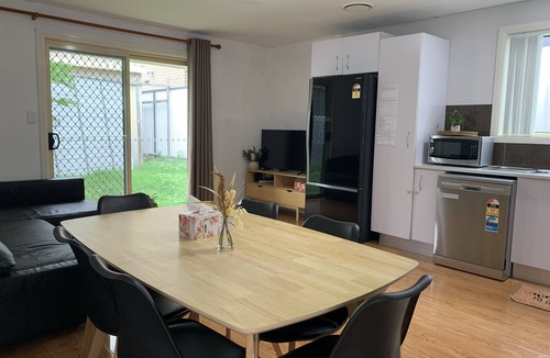 Fairfield Heights House | Cozy 3BR+ free dryer+ free parking-lockable front gate