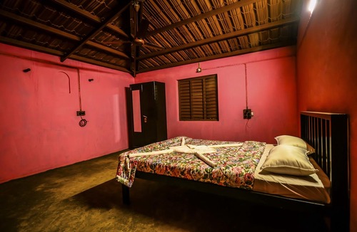 Satara Hotel | Cozy Basic Room in A Picturesque Wada 10