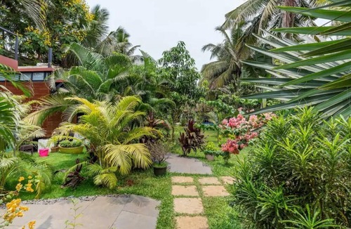 Morjim House | Cozy cottage in lush green 2 min Morjim beach