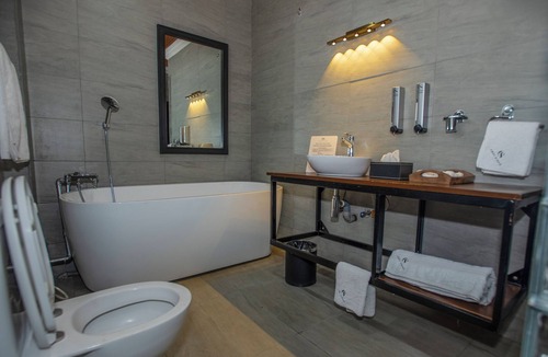 Gigiri Hotel | Cozy King Suite. Walking Distance to Mall & Green Spaces