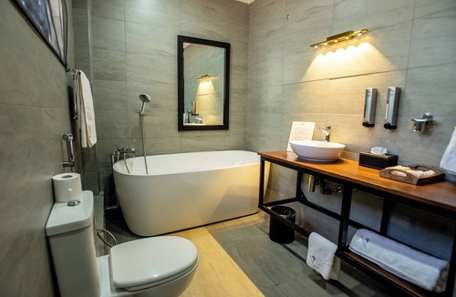 Gigiri Hotel | Cozy King Suite. Walking Distance to Mall & Green Spaces