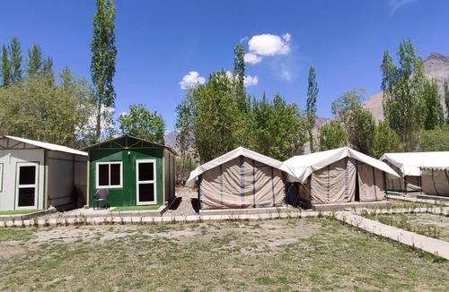 Hunder House | Cozy tents and huts surrounded by the mountains and nearby to riverside Nubra.