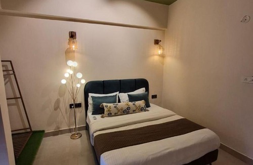 Auli Apartment | CozycoStays - 1BHK near LuLu, Medanta